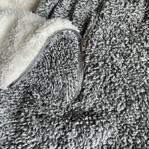 2 sherpas. Small. Adjustable zip collar. Soft and stretch with pockets. - Picture 5 of 14